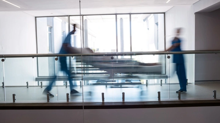 Молния убила троих и ранила четверых в Тульской области: Трагедия на пляже