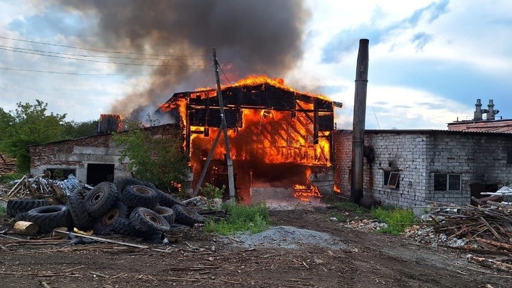 В МЧС раскрыли подробности мощного пожара на пилораме в Свердловской области
