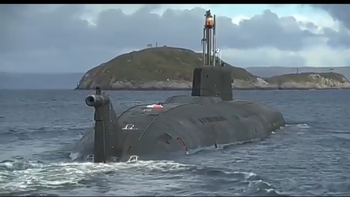 Атомный подводный крейсер выпустил ракеты в Баренцевом море - ВИДЕО