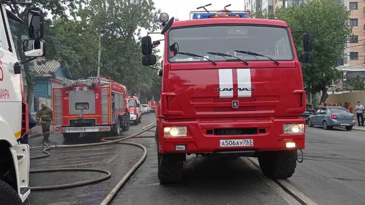 В Самаре вечером 25 августа загорелся расселенный дом на улице Чернореченской