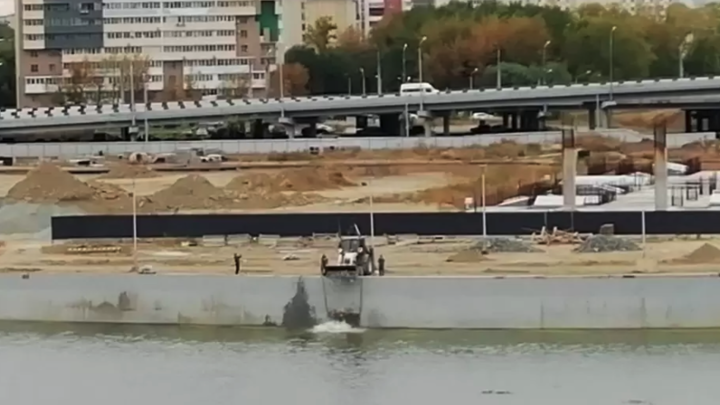 В Челябинске строители набережной сбросили строительный мусор в реку Миасс возле конгресс-холла