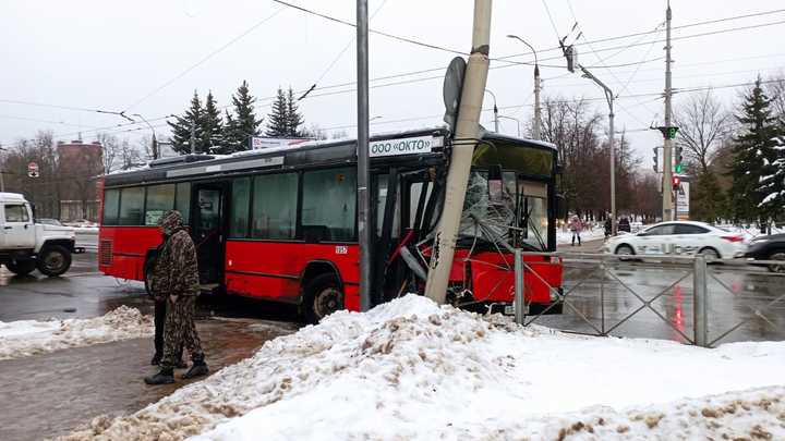 Во Владимире автобус сломал бетонный столб