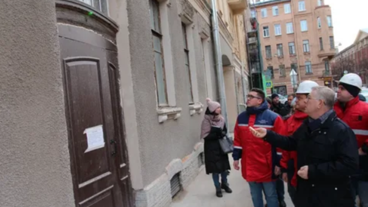 Парковки и премии сотрудникам: На что Фонд капремонта в Петербурге тратил миллионы, вместо работы