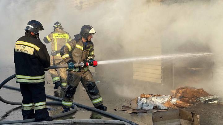 Пожар в Майкопе, охвативший площадь в 2,3 тысячи кв. м., уничтожил 48 гаражей