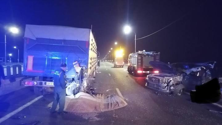 На трассе М-4 Дон легковушка влетела в попавший в ДТП грузовик