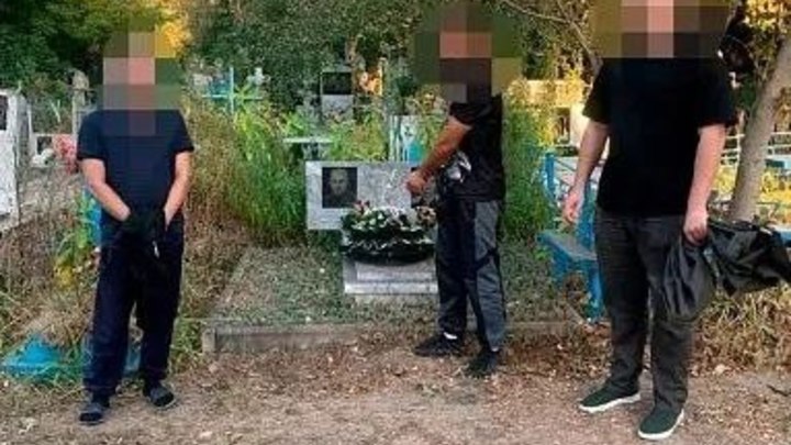 На Кубани закладчик прятал наркотики на кладбище под венком