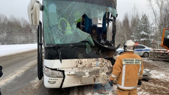 Под Шлиссельбургом автобус с пассажирами протаранил снегоуборочную машину