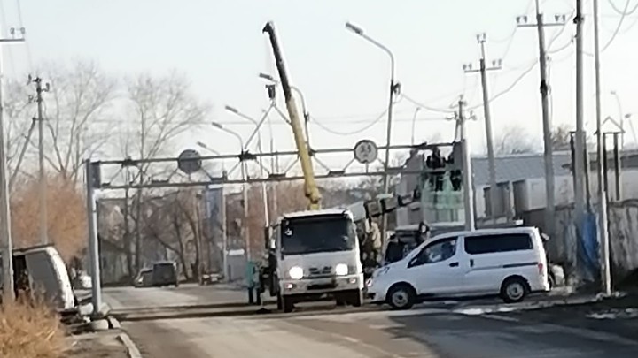 В Новосибирске фуры стали заезжать на стоянку около Хилокского ж/м по территории кладбища