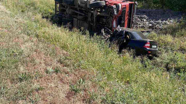Самосвал просто раздавил Lada Priora: в Самарской области на трассе произошло смертельное ДТП