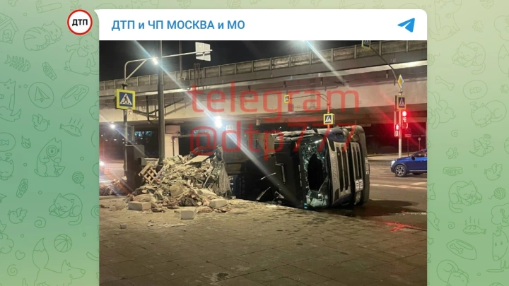 Мусоровоз опрокинулся на юго-востоке Москвы