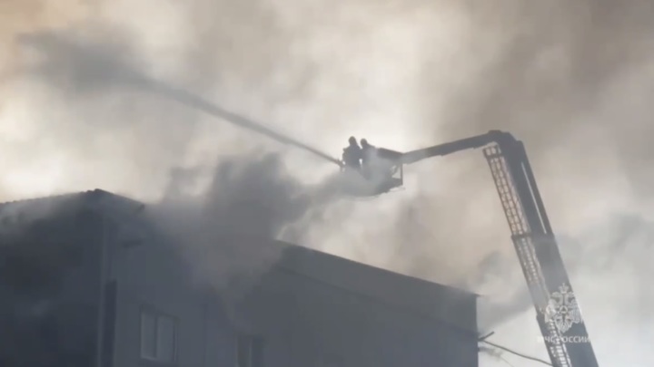 Мощный пожар на складе удобрений в Долгопрудном попал на видео