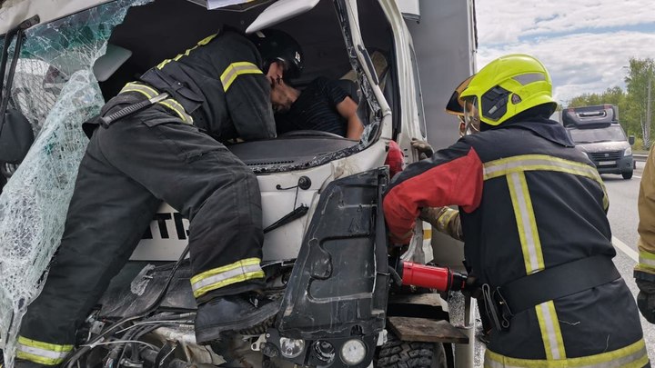 В Вязниковском районе спасатели деблокировали пострадавшего в ДТП с двумя грузовиками