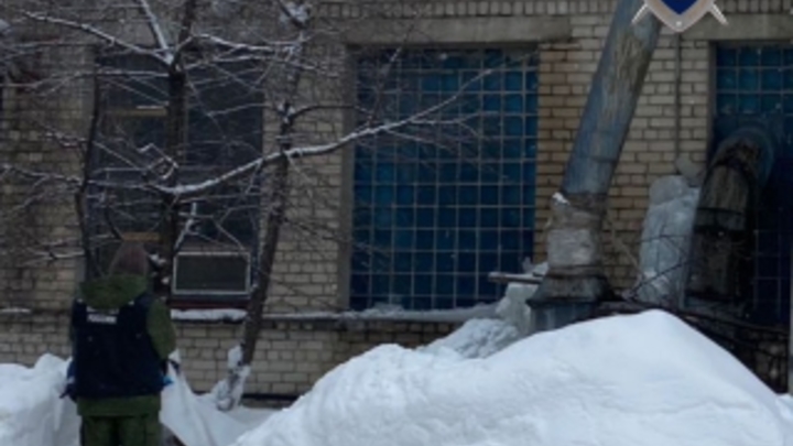 В Нижнем Новгороде мужчина пилил ледяную глыбу, которая его и убила