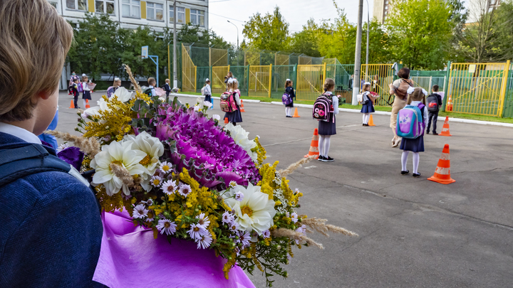 Школьные линейки 1 сентября 2021 в Ростове: формат мероприятия, ограничения, стоимость букета
