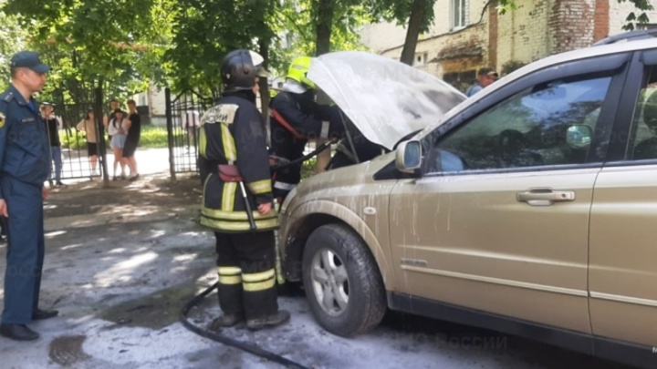 Во Владимире на улице Университетской около студенческого общежития сгорел автомобиль