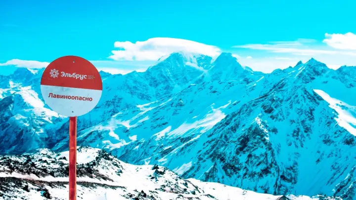 Принудительный спуск лавины на Эльбрусе напугал туристов