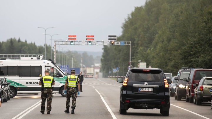 Мигрантов отпугивают от литовской границы выстрелами. Белорусы засняли побег