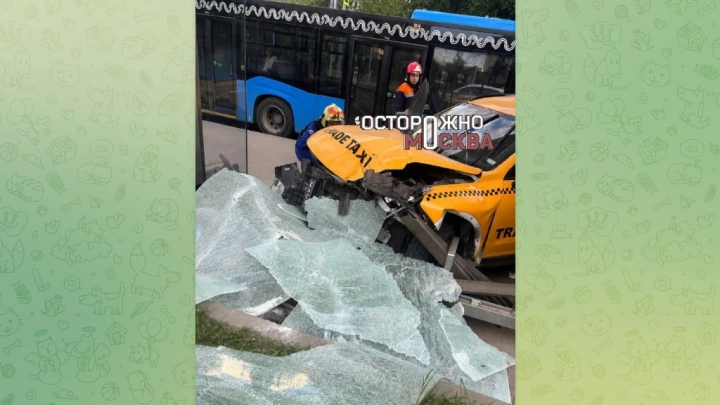 Такси протаранило остановку на Окской улице в Москве: есть пострадавшие