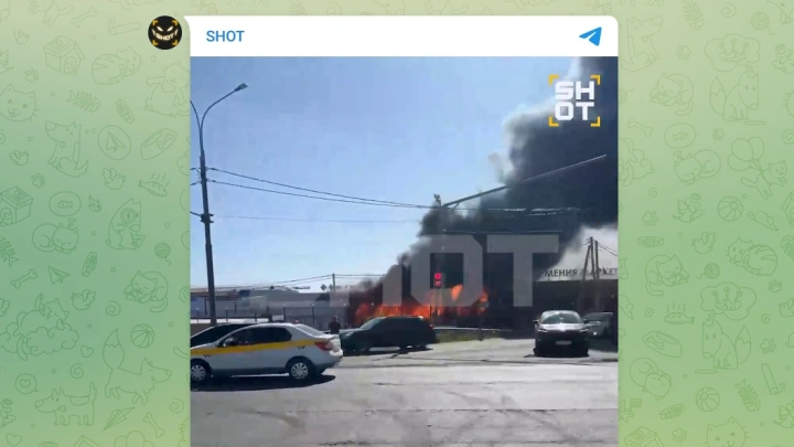 Появилось видео с мощным пожаром в строительном магазине в Солнечногорске