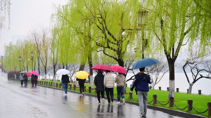 Апрель дважды удивит погодой: Синоптик раскрыл дату прихода тепла в Россию