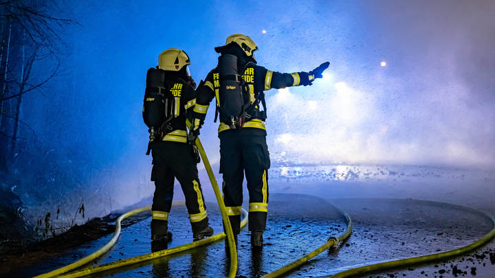 Пострадали две машины рядом: В Новосибирске ночью сгорел Mercedes-Benz