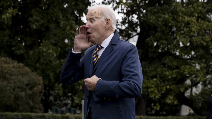 Байден спрятал секретные бумаги: В гости к президенту США пришло ФБР