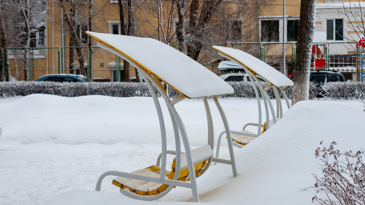 Педиатр подсказала, что делать, если язык примёрз к качелям