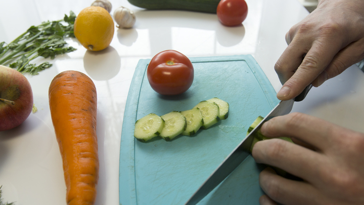 До сих пор приходят пациенты с жёлтыми руками и пятками. Офтальмолог рассказала о влиянии моркови