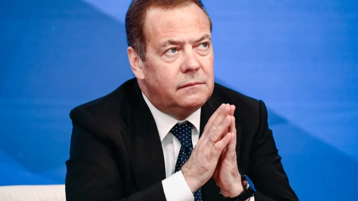 Медведев посоветовал американцам проверять туалеты в Белом доме после визита Зеленского