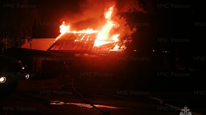 Во Владимире на улице Красная полностью сгорел дом: пострадавшим ищут новое жилье