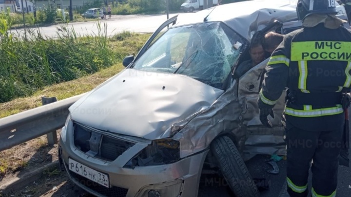 В Вязниковском районе на трассе М-7 «Волга» спасатели деблокировали пострадавших в ДТП