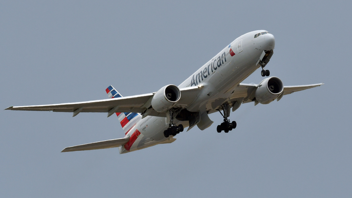 Американка сбежала с самолёта, указав на загадочного пассажира: Вы можете умереть вместе с ним