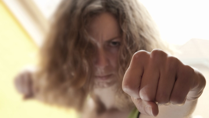 Оскорбляла русских, лезла в драку: Юная иностранка устроила безобразную сцену в Москве