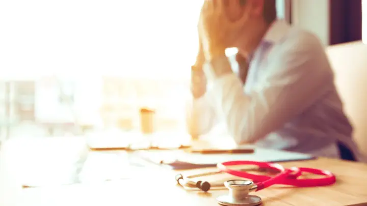 Вместо поздравлений – кулаки: в Тюмени хулиганы напали на врача в День медработника