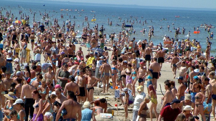 Даже стоячих мест нет: Пляжи Геленджика забиты до отказа отдыхающими