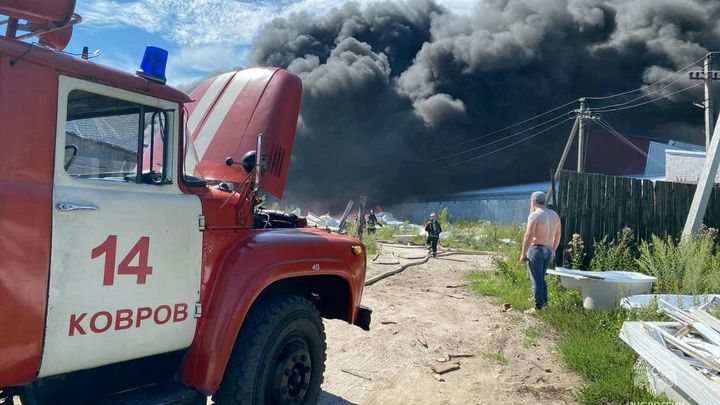 В Ковровском районе на площади 1000 квадратных метров горит производство акриловых ванн