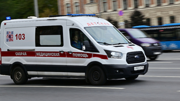 Иномарка проехала на красный свет и сбила девушку на пешеходном переходе в Краснодаре