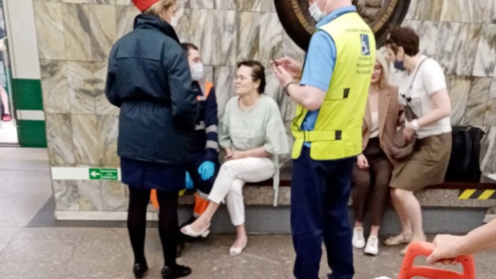 Видео: в Петербурге на «зеленой» ветке метро на рельсы упала женщина