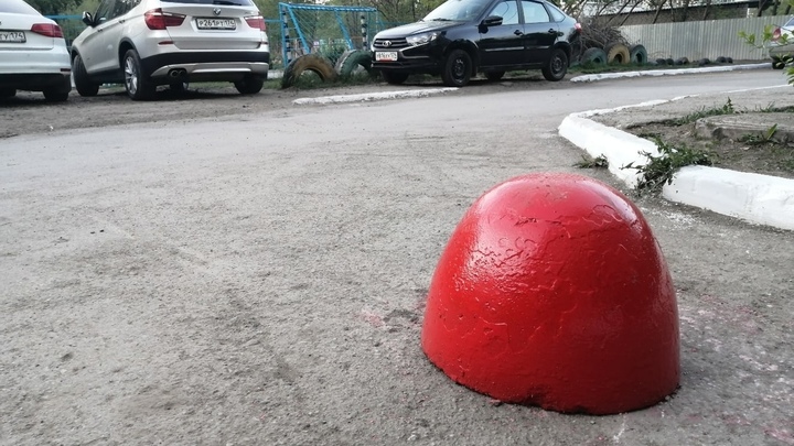 В Самаре Лада снесла ограждение, вылетела на тротуар и перевернулась