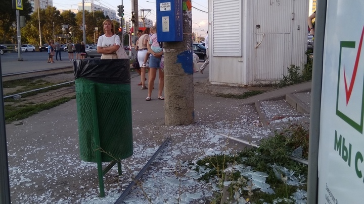 Прошёл сквозь стену: в Самаре мужчина из-за невнимательности снес стеклянную остановку лбом