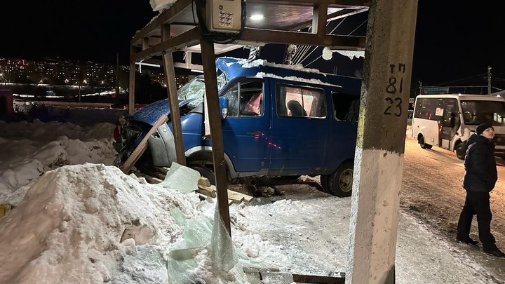Был пьян или залип в телефоне: Челябинской области микроавтобус вылетел на остановку