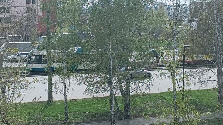 Эх, проскочу!: в Челябинске водитель легковушки решил пролететь перед трамваем