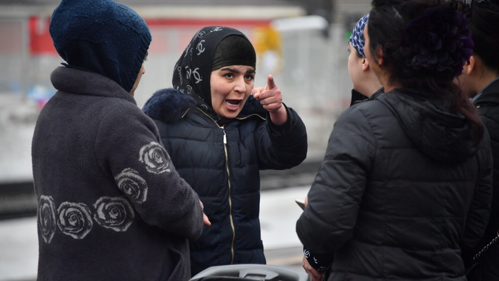 Отыграла на двоечку: Унизившая русских цыганка попыталась извиниться. Вышло только хуже