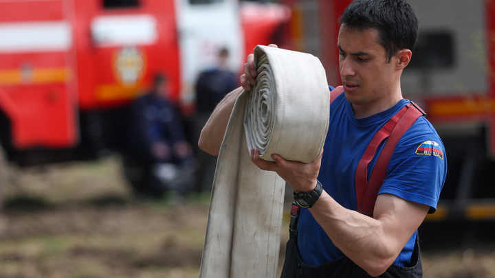Пожар в Самаре на площади 500 квадратов попал на видео: Огонь распространяется быстро