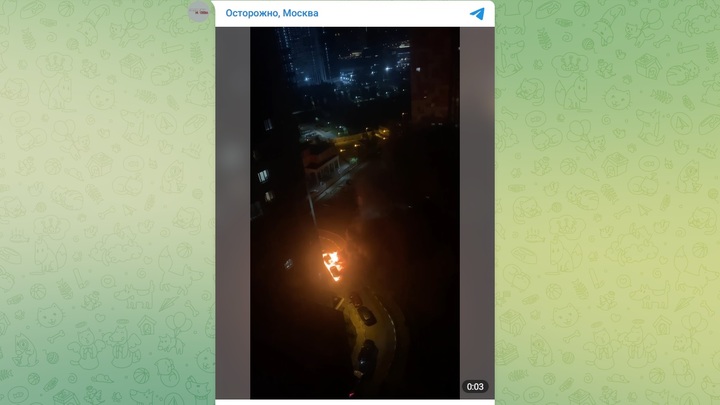В Москве неизвестные сожгли люксовую иномарку и сняли поджог на видео