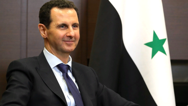 Снял наушник и презрительно посмотрел: Жест Асада попал в топы Twitter