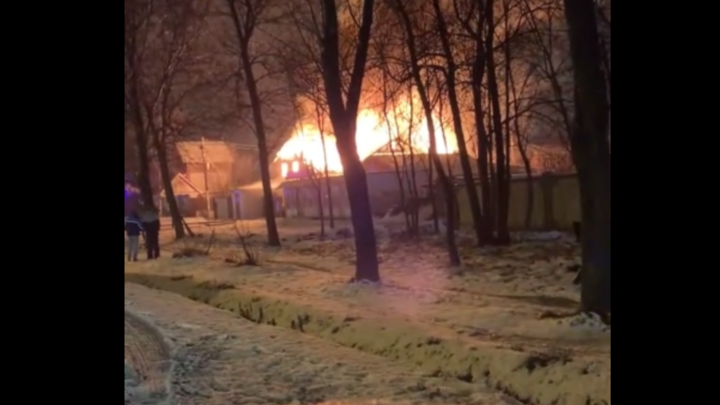 «Жестко горит»: в Горелово огонь охватил баню с комнатами отдыха