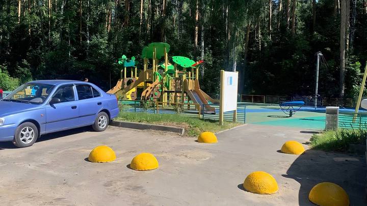 Во дворах в Подмосковье начали специально затруднять проезд бетонными полусферами