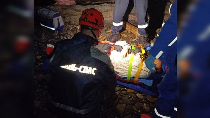 В Анапе девушка сорвалась с крутого склона горы