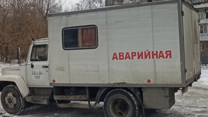 В Челябинске дорога к детскому саду превратилась в реку из-за коммунальной аварии
